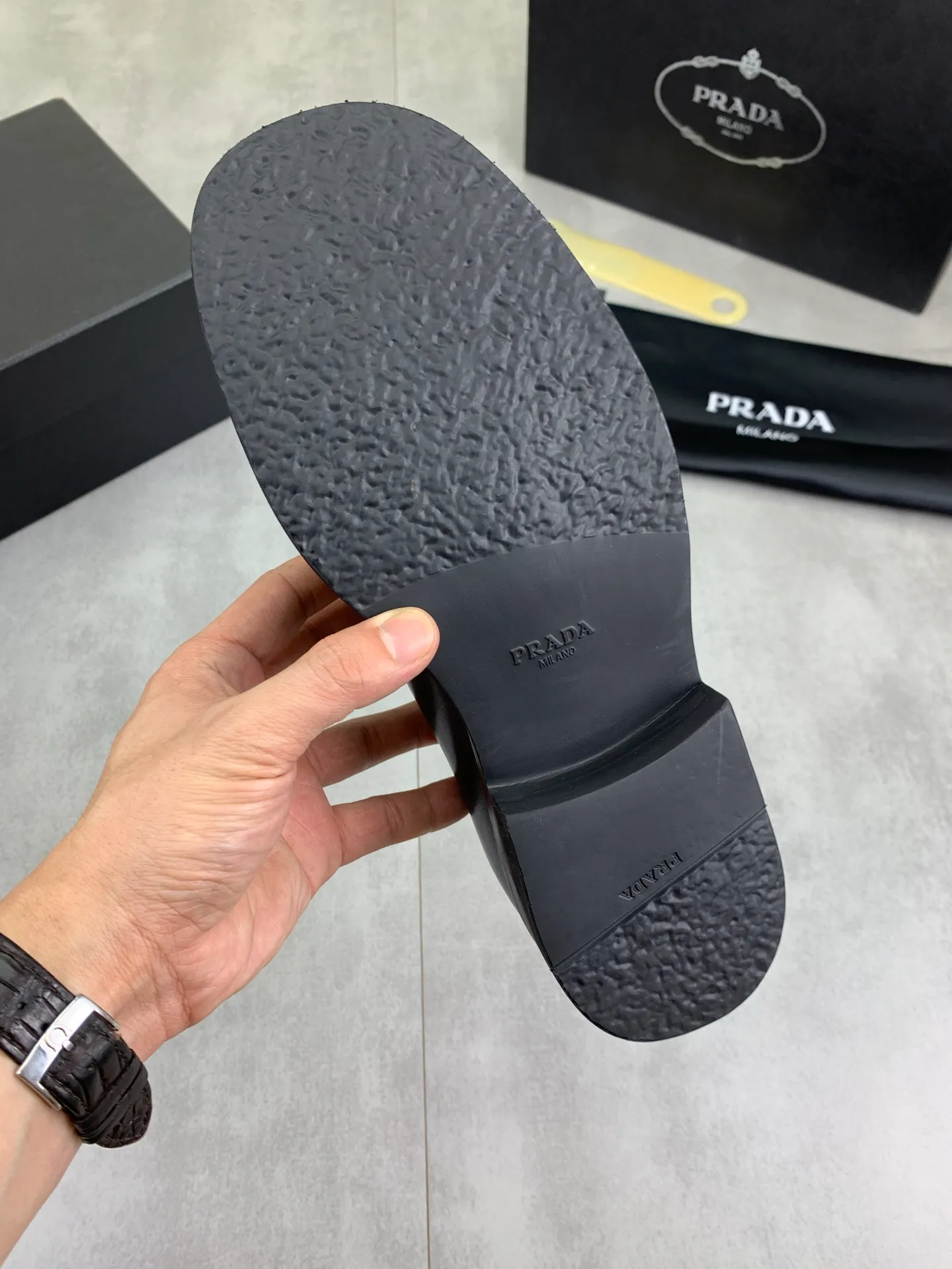 Factory price P840 💰Original quality, top version🔱 ＰＲＡＤＡPrada. Men's business casual leather shoes, top quality cow leather. 1:1 shipment ⬆️Luxurious and noble, all made of imported original first-layer fine suede cowhide, just to create a more comfortable wearing experience. Upper: original comfortable open-edge bead-rubbed calfskin ➕Top imported water-dyed full cow lining, original high-end lightweight and comfortable TPU combination bottom ✔️Code number: 39-44 (38 45 Can be customized)